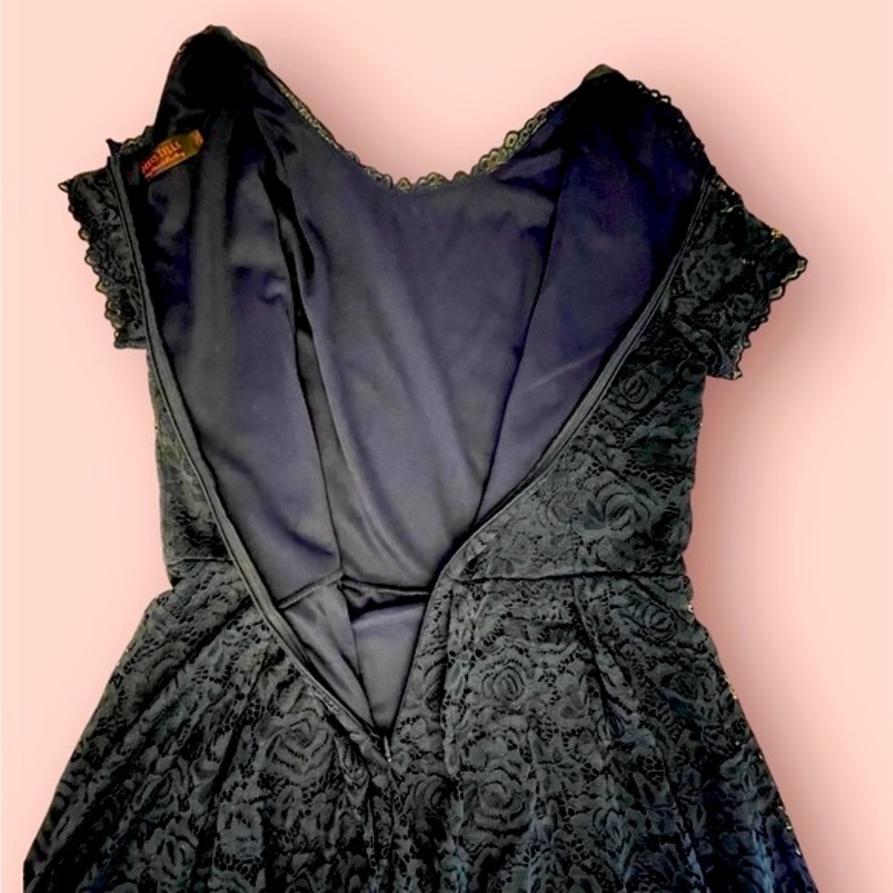 Dress Tells Dress - Picture 9 of 11